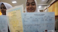 Hal itu dibuktikan dengan kartu keluarga dan akta lahir.