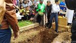 Isak Tangis Keluarga Iringi Pemakaman Noven