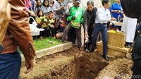 Ratusan pelayat baik keluarga dan kerabat mengantarkan peti mati jenazah Noven ke tempat peristirahatan terakhirnya.