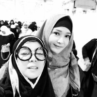 Tak henti-henti bersyukur atas kebaikan Allah di mana saya dipertemukan dengan pasangan terbaik dari Allah @irwanmussry dan bisa membawa anak-anakku kemari untuk beribadah.... Alhamdulillah Ya Allah.. Nikmat mana yang engkau dustakan?, tulis Maia di Instagram-nya setelah melakukan ibadah tawaf. Foto: Instagram/MaiaEstiantyReal