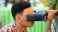 Seorang siswa melakukan perekaman retina mata.