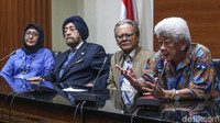 Para tokoh dan akademisi memberi keterangan pers usai bertemu dengan pimpinan KPK.