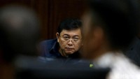Dalam melancarkan perbuatannya, Lucas disebut memerintahkan Dina membantunya. Dina menindaklanjuti perintah Lucas dengan meminta bantuan dari sejumlah orang, termasuk petugas Bandara Soekarno-Hatta.