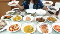 Makanan Padang, dipilih jadi salah satu menu makanan khas Indonesia yang paling digemari chef asal Sukabumi ini. Semua lauk yang dipegang Gery, terlihat begitu menggugah selera. Foto: Instagram @gerrygirianza