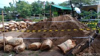 Suyati mengatakan gundukan pasir itu sudah ada sejak sebulan lalu. Ia pun tidak mengetahui siapa pemilik pasir itu.  (Foto: Eva Safitri/detikcom)