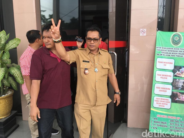 Bupati Mojokerto Akhirnya Copot Jabatan Kades Pendukung Sandiaga Bupati Mojokerto Akhirnya Copot Jabatan Kades Pendukung Sandiaga