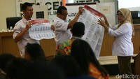 Para siswa mendapat pengetahuan soal tata cara mencoblos dalam Pemilu.