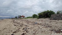 Sampah-sampah ini kemungkinan terbawa oleh arus laut sampai ke pantai. Padahal, Pantai Lakey ini merupakan ikon pariwisata untuk Kabupaten Dompu (Faruk Nickyrawi/detikTravel)