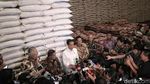 Potret Jokowi Cek Stok Beras di Gudang Bulog