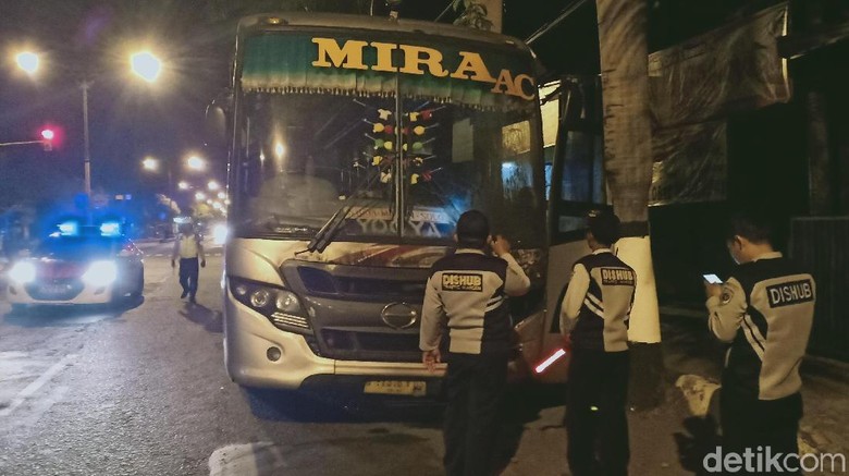 Bus Mira Terbakar di Madiun, 30 Penumpang Dievakuasi Bus Mira Terbakar di Madiun, 30 Penumpang Dievakuasi