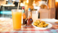 Tujuan dari minum jus ialah mengasup serat ke dalam tubuh. Sedangkan jus yang ada diproses sedemikian rupa hingga mengandung banyak gula, rendah protein, dan justru bikin cepat lapar juga perubahan mood. Foto: Istimewa