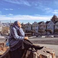 Beberapa waktu lalu, Laudya Cynthia Bella juga foto dengan pose Shmile. Ia tampak menikmati pemandangan saat berlibur di Jepang. Foto: Instagram