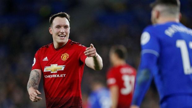 Phil Jones memiliki ritual yang paling rumit sebelum memulai pertandingan. (