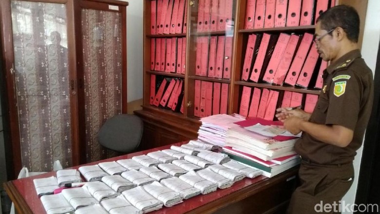 Bukti tilang yang menumpuk di Kejaksaan Ciamis, Jawa Barat (Foto: Dadang Hermansyah) Bukti tilang yang menumpuk di Kejaksaan Ciamis, Jawa Barat (Foto: Dadang Hermansyah)