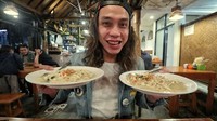 Pria kelahiran 1985 ini, nampaknya suka berbagai jenis mie. Kali ini ia memilih hidangan mie godog, saat tengah berkunjung ke Bandung. Foto: Instagram @gerrygirianza