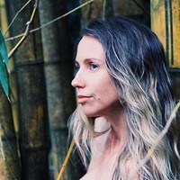 Terbukti, dia masih meng-update Instagram. Di Instagram dengan followers 85 ribu itu, Frelee memperlihatkan kehidupannya di hutan tanpa busana. Foto: Instagram (@ freelee_official)