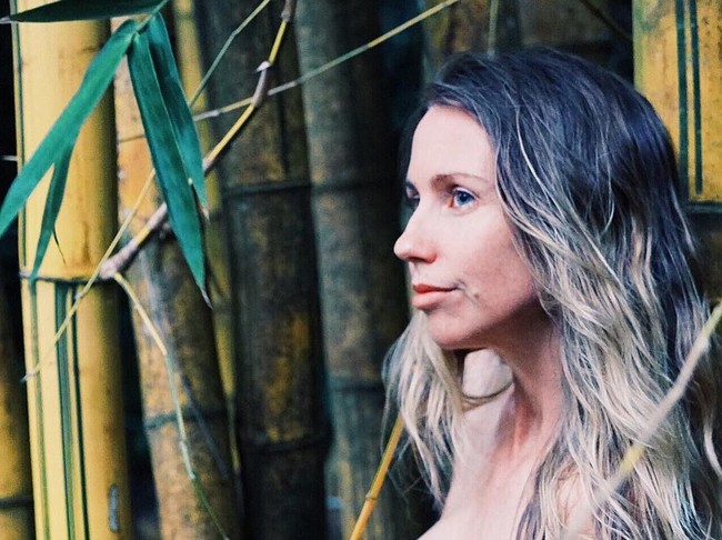 Terbukti, dia masih meng-update Instagram. Di Instagram dengan followers 85 ribu itu, Frelee memperlihatkan kehidupannya di hutan tanpa busana. Foto: Instagram (@ freelee_official)