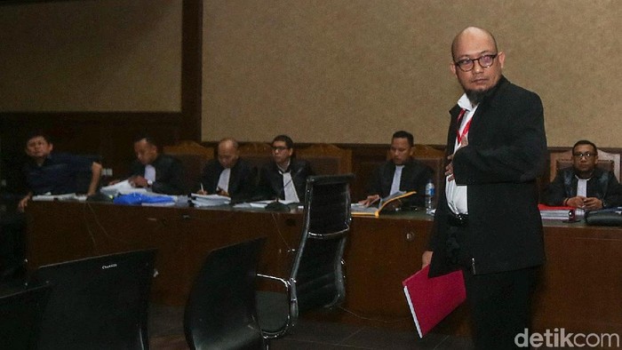 Novel Baswedan hadir dalam sidang lanjutan Lucas. Penyidik KPK tersebut menjadi saksi dalam sidang tersebut.