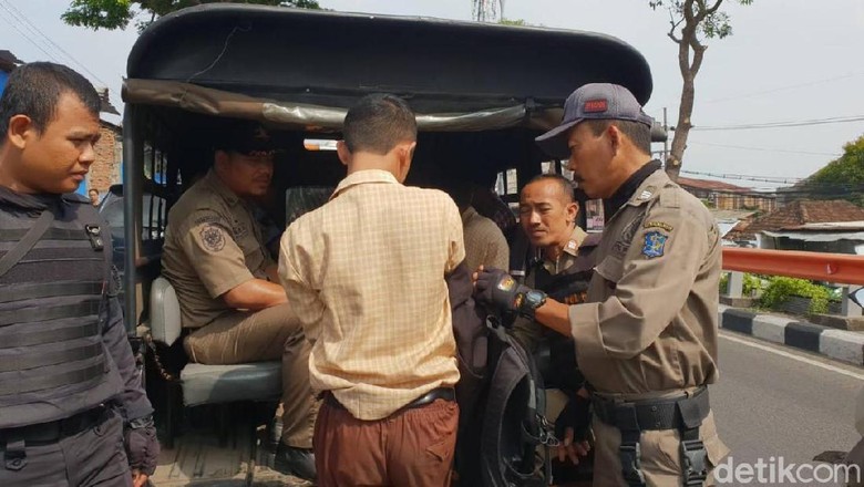 Kepergok Ngopi di Warkop, 16 Pelajar Surabaya Terciduk Bolos Sekolah Kepergok Ngopi di Warkop, 16 Pelajar Surabaya Terciduk Bolos Sekolah