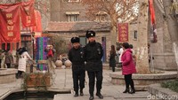 Yang tidak boleh dilakukan di Baihuangzhou adalah buang sampah sembarangan. Ada petugas keamanan yang berlalu-lalang untupi ak menjaga ketertiban di Baihuangzhou (Bonauli/detikTravel)