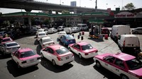 Puluhan mobil tjuga tampak antre untuk mengisi BBM. REUTERS/Daniel Becerril.