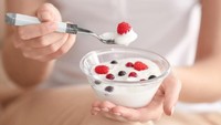 Yogurt : Bakteri baik yang ada dalam yogurt merupakan prebiotik yang bisa menjaga kesehatan usus dan mengurangi peradangan.Foto: Istock