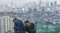 Ada banyak faktor kenaikan permukaan laut, yakni alam dan buatan manusia. Berada di dataran rendah dan pesisir, masalah yang lebih mendesak dari Jakarta adalah penggunaan air tanah oleh penduduk yang memompanya dari akuifer bawah tanah (BBC Capital)
