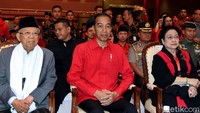 Presiden Joko Widodo berbaju merah nampak duduk bersebelahan dengan Megawati Soekarnoputeri dan KH. Maruf Amin.