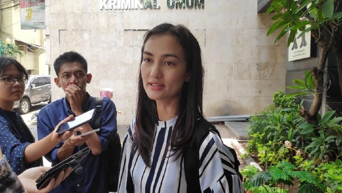 Jenguk Ratna Sarumpaet, Atiqah Hasiholan: Alhamdulillah Ibu Sehat