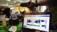 Petugas suku dinas kependudukan dan pencatatan sipil Jakarta Selatan melakukan perekaman KTP elektronik kepada para siswa SMKN 28 Jakarta, Kamis (10/1/2019).