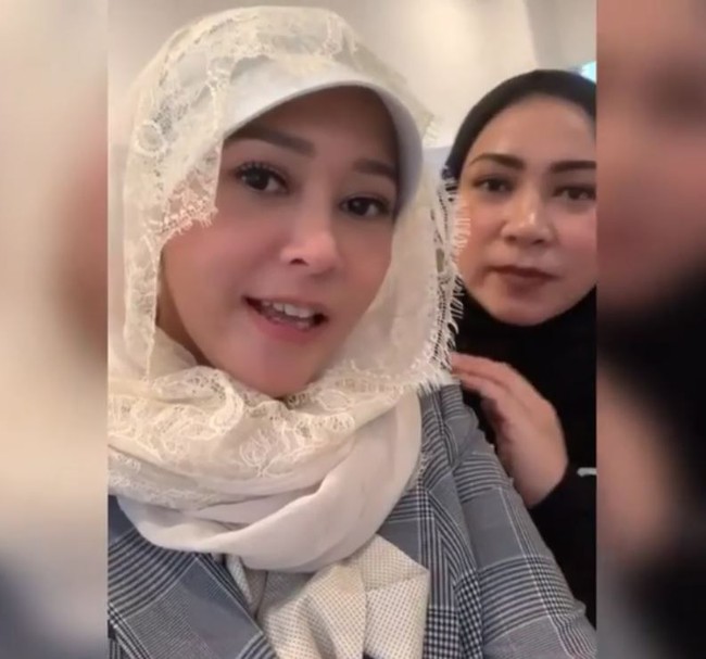 Maia Estianty berada dalam satu travel umrah bersama Melly Goeslow. Di sela ibadah, ia terlihat cantik memakai hijab berbahan lace bernuansa broken white. Foto: Instagram/MaiaEstiantyReal