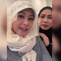 Maia Estianty berada dalam satu travel umrah bersama Melly Goeslow. Di sela ibadah, ia terlihat cantik memakai hijab berbahan lace bernuansa broken white. Foto: Instagram/MaiaEstiantyReal