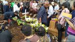 Isak Tangis Keluarga Iringi Pemakaman Noven
