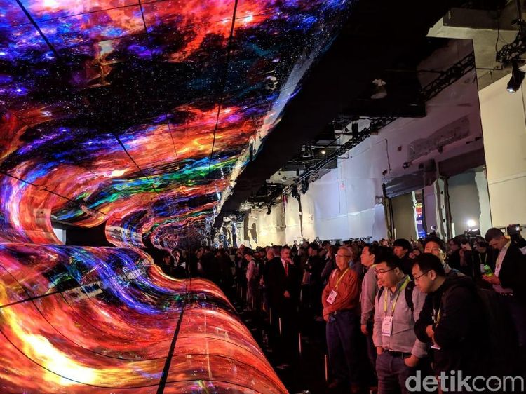 Instalasi Layar OLED LG Sukses Bikin Mata Terpana