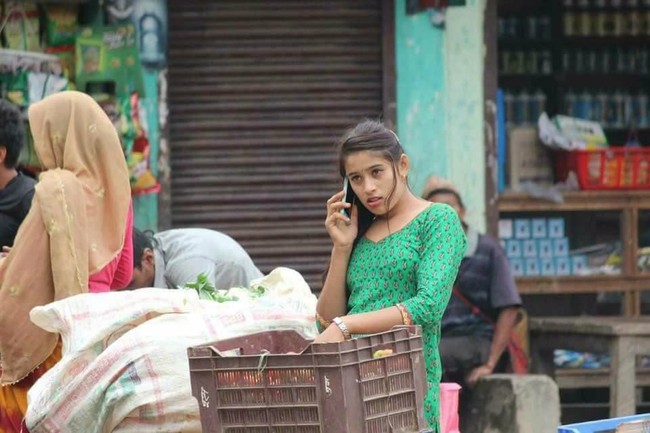 Gadis Nepal penjual sayuran ini jadi sensasi di internet pada November 2016 karena dipotret oleh fotografer Rupchandra Mahajan dan dimuat di akun Facebook miliknya. Netizen terpesona dengan paras manis dan mungil yang diketahui bernama Kusum Shrestha ini. Foto: Facebook Rupchandra Mahajan