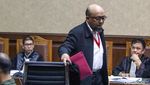Gaya Novel Baswedan Saat Bersaksi di Sidang Lucas