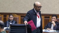 Jaksa KPK mendakwa pengacara Lucas membantu pelarian tersangka KPK Eddy Sindoro. Tak hanya Lucas, seorang wanita bernama Dina Soraya turut didakwa membantu proses pelarian Eddy Sindoro.