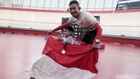 Muhammad Fadli Imammuddin mengibarkan bendera merah putih usai meraih medali emas.