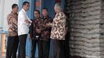 Potret Jokowi Cek Stok Beras di Gudang Bulog