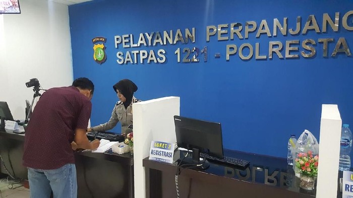 Gerai Perpanjangan SIM di Detos, Depok.