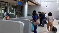 Sementara di area ticketing atau vending machine juga tak seluruh mesin yang terisi antrean. Hanya ada beberapa calon penumpang yang tengah membeli tiket. Begitu pula di area ruang tunggu, jumlah penumpang yang tengah menunggu di sejumlah titik bisa dihitung dengan jari. Mungkin saja sejumlah calon penumpang yang lain sudah berada di area peron mengingat jadwal keberangkatan kereta terdekat sudah hampir tiba.