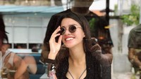 Liburan ke Bali, Susan yang mengenakan kaca mata hitam pun terlihat sedang menikmati sebotol jus segar.  Foto: Instagram@susansameeh