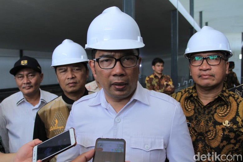 Dilaporkan Pose Satu Jari, Ridwan Kamil: Ada Pelanggaran Hukum? Dilaporkan Pose Satu Jari, Ridwan Kamil: Ada Pelanggaran Hukum?