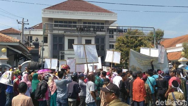 Warga Purworejo Demo Tolak Peambangan Batu untuk Bendungan