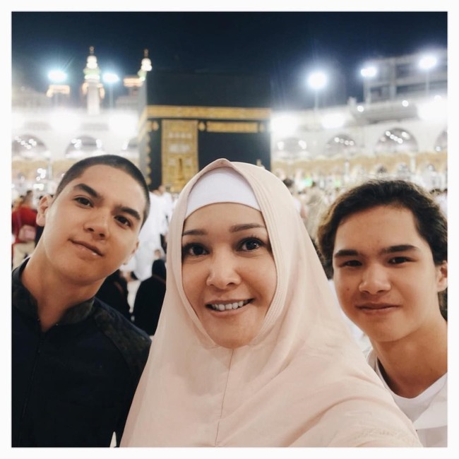 Warna yang ia pilih juga termasuk warna-warna aman seperti hitam. Jikalau berwarna, ia memilih warna merah muda yang lembut. Foto: Instagram/MaiaEstiantyReal