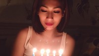 Wanita 36 tahun ini sedang melewati hari pergantian tahun. Kue ulang tahun pun dipersembahkan suaminya, Mehdi Zati. Foto: Instagram tatajaneetaofficial