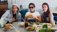 Mampir ke Aceh, Tata juga sempatkan kulineran enak. Pelantun Sang Penggoda ini mencoba kopi Aceh yang tersohor. Foto: Instagram tatajaneetaofficial