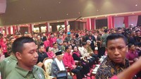 Di dalam arena Rakornas, Jokowi duduk diapit Megawati dan Maruf Amin. Foto: HUT PDIP. (Marlinda/detikcom)
