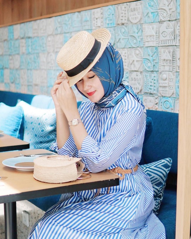 Beralih ke Indonesia, desainer Dian Pelangi beberapa kali berpose senyum ngantuk di foto-fotonya. Dian bahkan sering berpose seperti ini jauh seeblum pose ini populer. Foto: Instagram