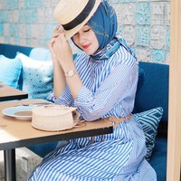 Beralih ke Indonesia, desainer Dian Pelangi beberapa kali berpose senyum ngantuk di foto-fotonya. Dian bahkan sering berpose seperti ini jauh seeblum pose ini populer. Foto: Instagram